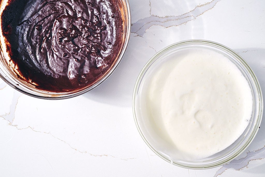 Chocolate and meringue in bowls